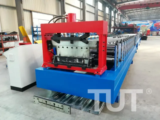 Floor deck roll forming machine with steel deck profile at the exit