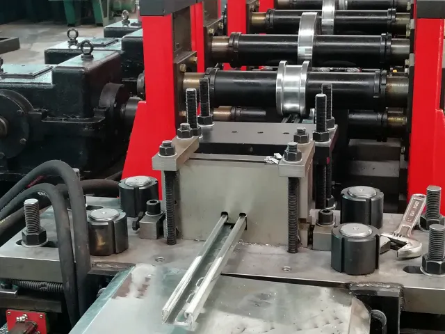 Solar strut channel roll forming machine with forming rollers and guide rails